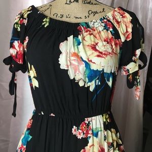 Maxi floral black dress with pockets